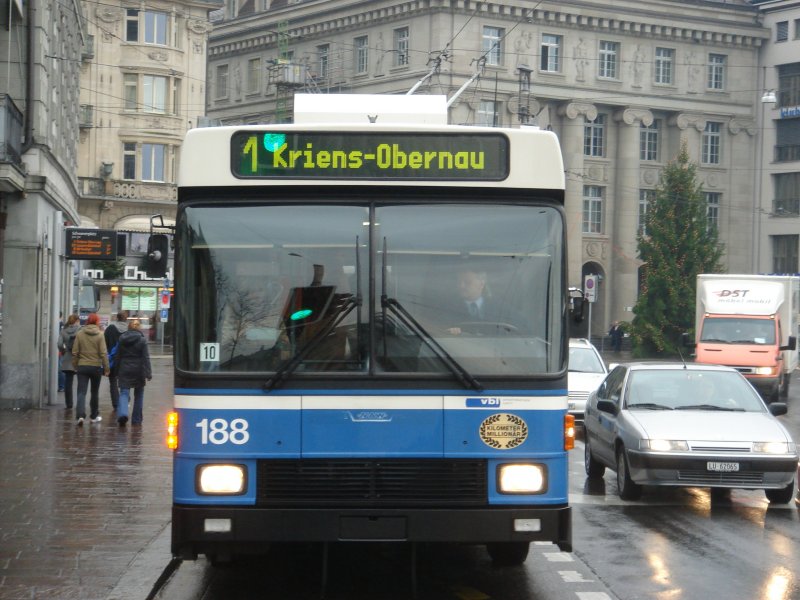 Hier steht ein O-Bus in Luzern. In der nhe befindet sich der Hauptbahnhof und die schne Altstadt.