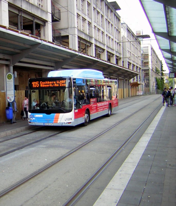 Hier ist wieder der MAN Lions City Bus am Saarbrcker-Hauptbahnhof zu sehen. Auch dieses Foto wurde am 10.09.2009 aufgenommen.