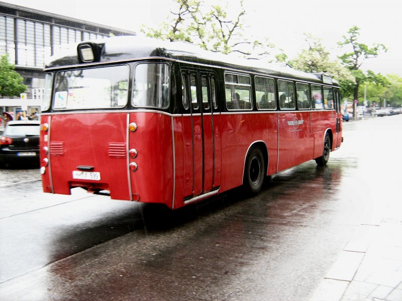 Hist. Bssing-Bus aus Hamburg im Einsatz bei den Sonderfahrten Bhf. Zoo - Spandau im Mai 2007, hier im strmenden Regen am Bhf. Zoo