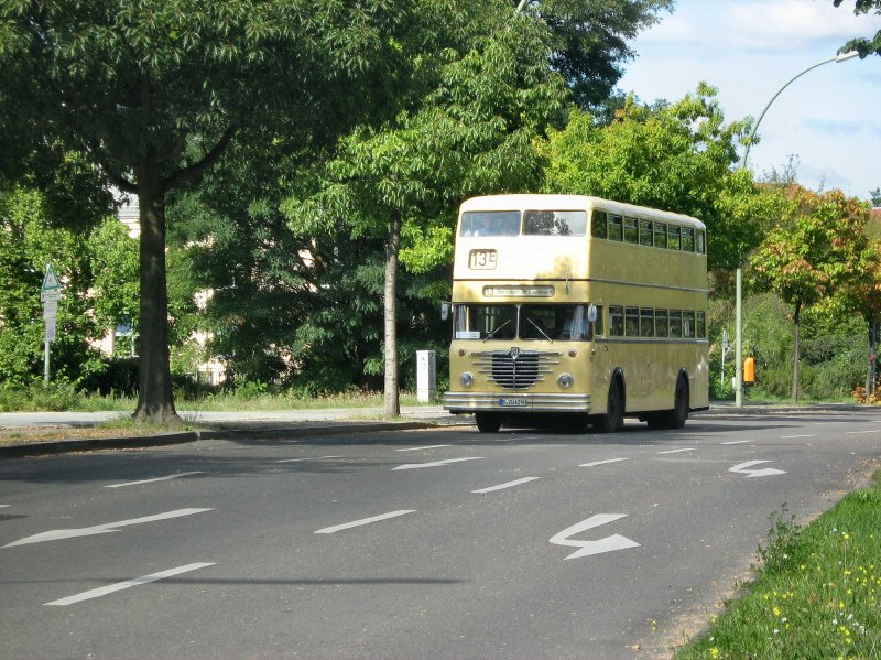 Hist. Busverkehr. Bssing-Doppeldeckerbus kommt aus Alt-Heiligensee, Berlin 13.9.2008