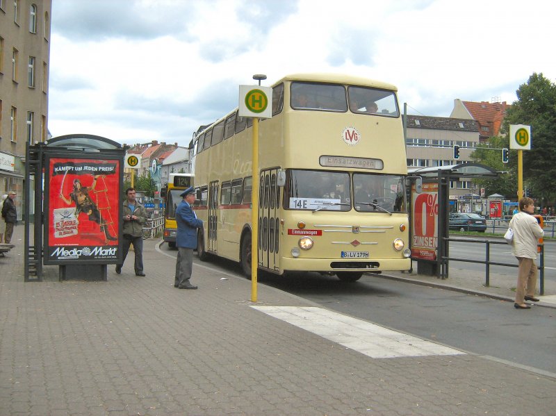Hist. Doppeldeckerbus  an der Hst. U-Bhf. Alt-Tegel, 14.9.2008