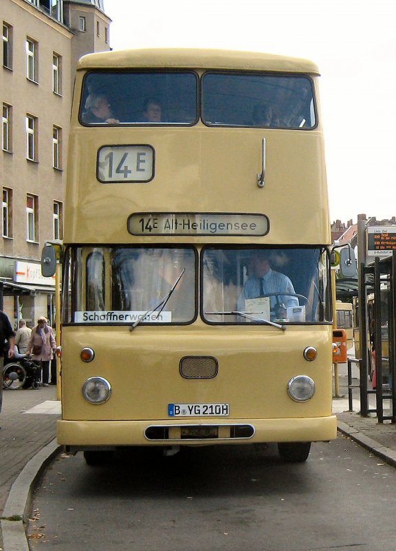Hist. Doppeldeckerbus  in Berlin-Tegel als Linie 14E nach Alt.-heiligensee, Sept. 2008