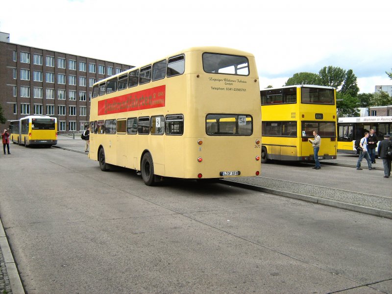 Hist. Doppeldeckerbus und moderne Busse der BVG an der Bhst. Bahnhof Zoo, Mai 2007