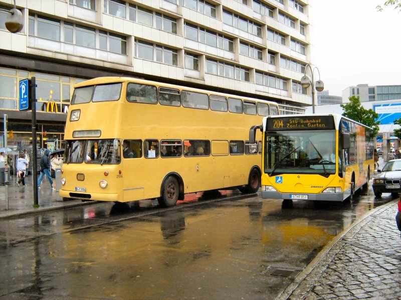 Hist. Doppeldeckerbus und moderner Niederflurbus am Bhf. Zoo, Mai 2007