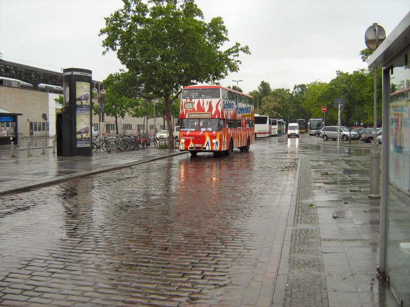 Hist. Doppeldeckerbus  im Regen am Bhf. Zoo, Mai 2007