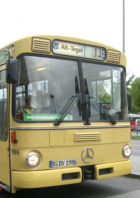 Hist. MERCEDES-Bus am 13.9.2008 in Berlin-Tegel (Hst. U-Bhf. Alt-Tegel)