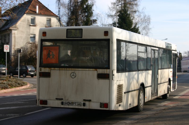 HOM PT 44: In Hhe der Talstrae als Schulbus der Siebenpfeifferschule. Der Bus gehrt der Firma Phillipi aus Quierschied.