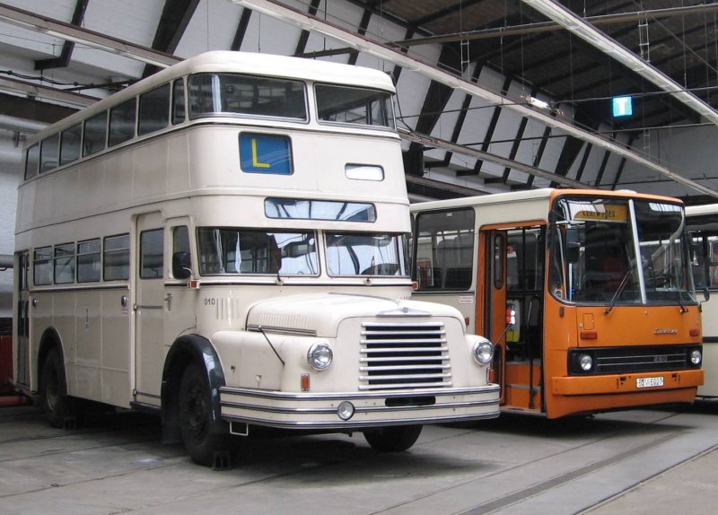 IFA-Bus und Ikarus-Bus im Bh Niederschnhausen, 2006