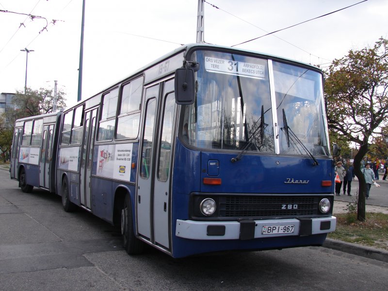 Ikarus 260 an der Metro Station rs vezr tere.