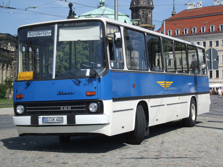 Ikarus-Bus Z60 der Dresdner Verkehrsbetriebe AG steht beim Stadtfest in Dresden am Postplatz zur Besichtigung.(15.08.09)