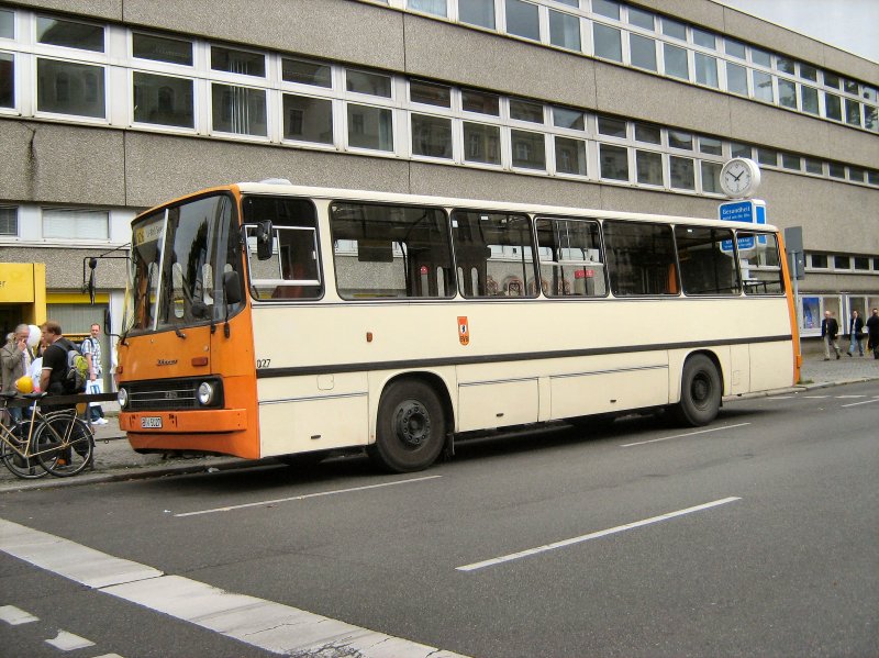 IKARUS-Stadtbus am 7.9.2008 in der Mllerstrasse. Sonderverkehr zur Bornholmer Strasse am Tag der offenen Tr der BVG