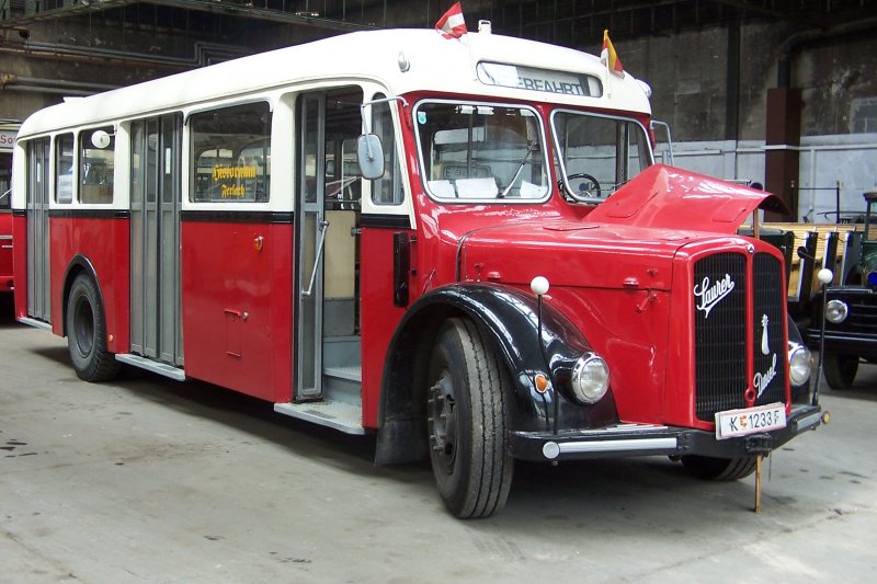 Im Automuseum in Ferlach, kann man solche Glanzstcke vergangener Zeiten geniesen. Dieser Linienbus von Saurer prsentiert sich in 1.-klassigem Zustand