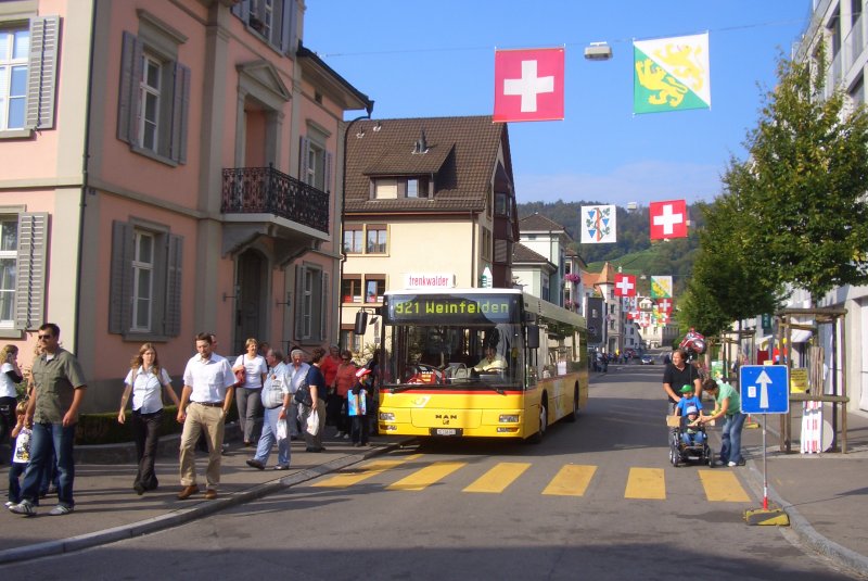 Im dichtbevölkerten Weinfelden (nähe Bahnhof) stand am 27.09.2009 der MAN, welcher aus Tägerwilen kam. (TG 158 062)