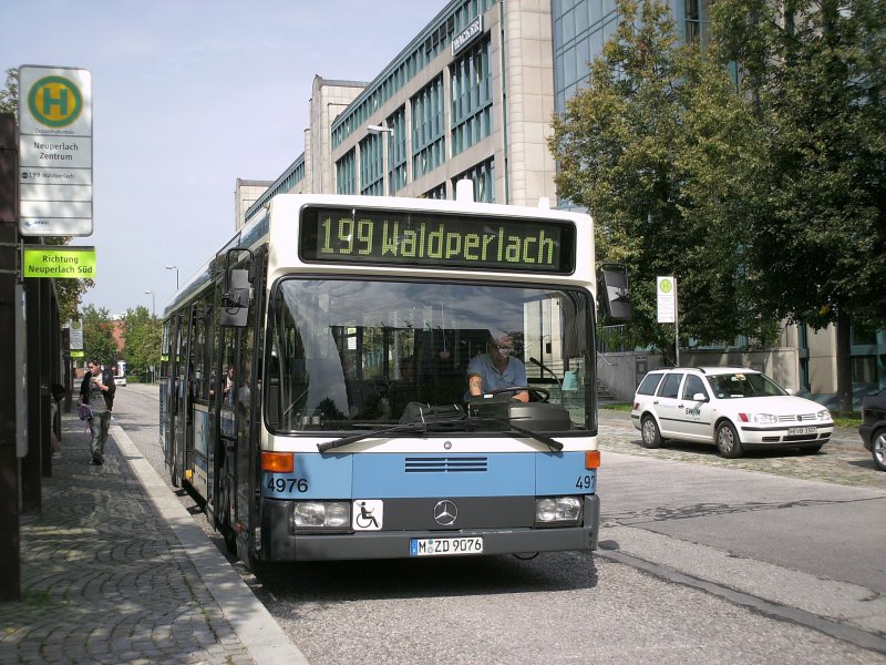 Im Juli 2007 steht Wagen 4976(Typ O405N1.5) der MVG eingesetzt auf der Linie 199 in Neuperlach Zentrum.