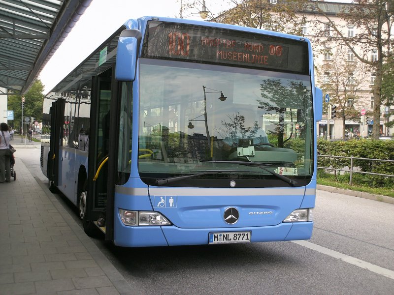 Im Juli 2007 wartet ein Citaro II auf Linie 100 am Ostbahnhof seine Stehzeit ab.