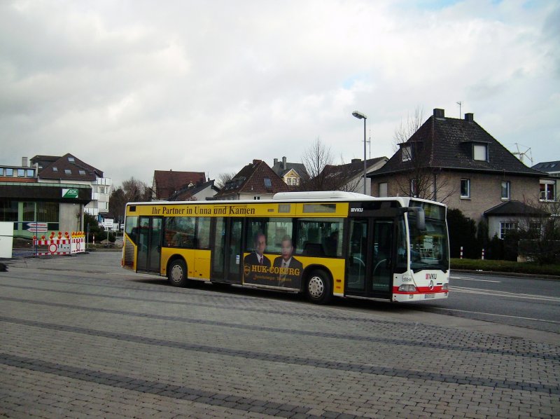 Im neuen Werbekleid prsentiert sich hier VKU-KOM 00-64 am Unnaer Bahnhof.