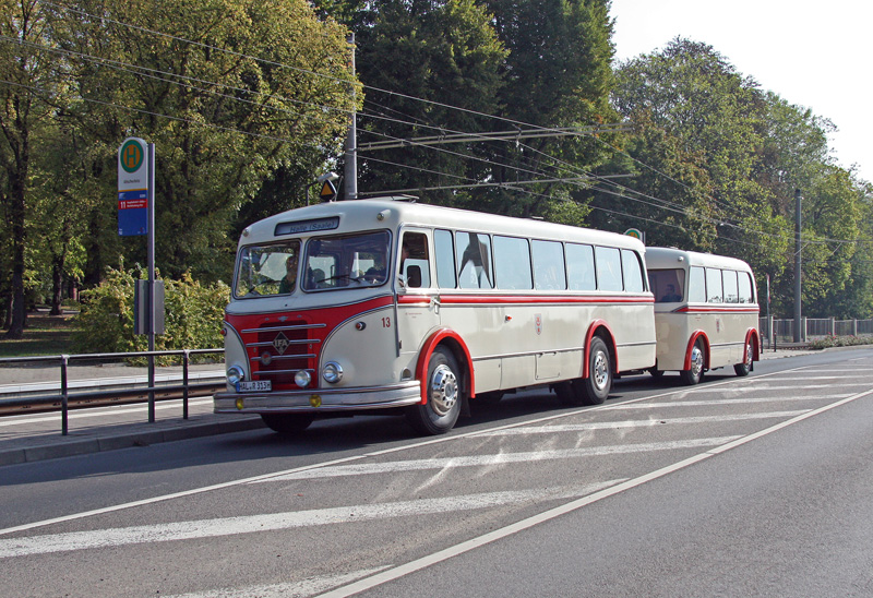 Im Rahmen einer Rundfahrt durch Schkeuditz durchfhrt der H6B des Kraftverkehr Halle am 19.09.2009 den Ortsteil Altscherbitz.