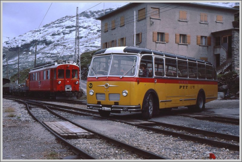Im Sommer gibt es eine Postautverbindung von Ospizio Bernina nach Poschiavo. Hier im Sommer 1988 (nach einem Klteeinbruch) fuhr noch einer der legendren FBW Busse. Da der Platz am Bahnhof Ospizio Bernina sehr beschrnkt ist, muss zum Wendemanver auf die Geleise der Rhtischen Bahn ausgewichen werden.