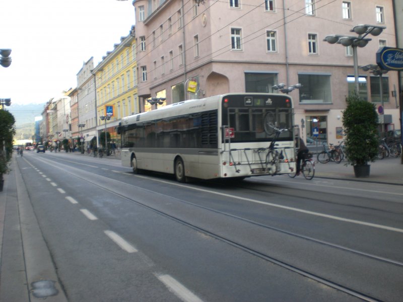Im Winter werden Skiträger an die Busse montiert, im Sommer sind es Fahrradträger.
Gesehen an einem Solaris mit der Wagennummer 654, Museumsstraße.