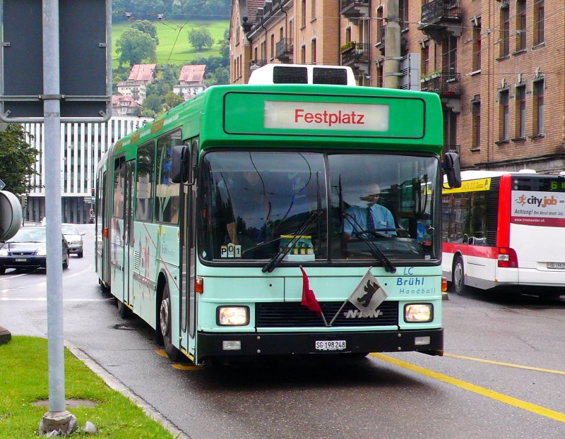 Immer noch gut fr Sondereinstze. NAW/Hess 248 auf der Open-Air Zubringerlinie in der St. Leonhardstrasse am 27.06.09.
