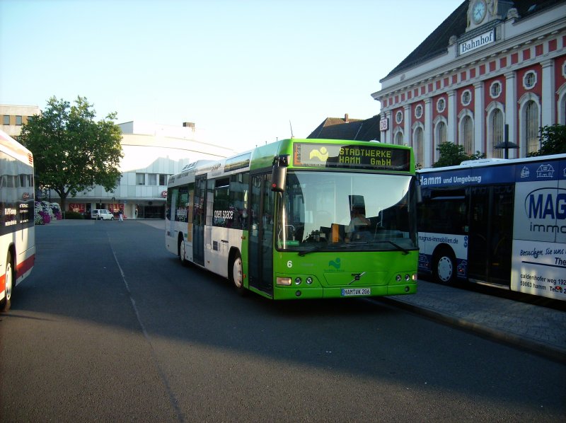 In der Abendsonne und die schne Kulisse des Hauptbahnhofes in Hamm lassen Hako 6 in interessanten Licht erscheinen. 