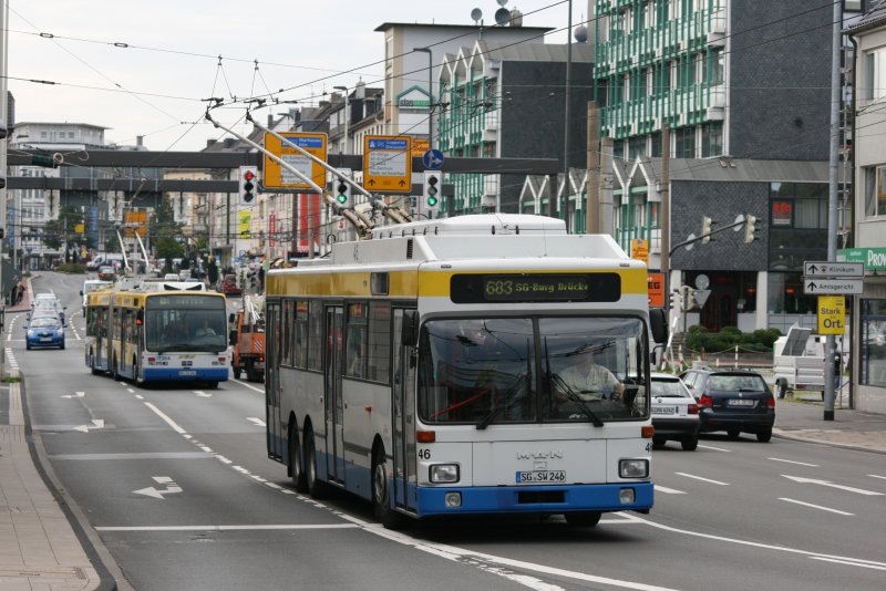 In ein paar Wochen haben sie ausgedient.
Hier ist Wagen 46 (SG-SW 246) Man/AF Grf & Stift SL 172 HO 
Baujahr 1987 in der Solinger Innenstadt unterwegs in Richtung Solingen Burg.
 
