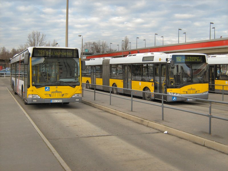 In der Tat - reger Busverkehr an der Haltestelle am S-Bhf. Marzahn, hier am 17. 1. 2008