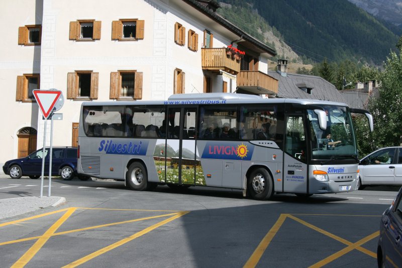 In Zusammenarbeit mit PostAuto Schweiz bedient Silvestri, Livigno, die Strecken Zernez - Livigno und Livigno - Pontresina. Wegen sehr guter Frequenzen wurde das Angebot im Dezember 2008 betrchtlich ausgebaut, wofr weitere Setra 412UL beschafft wurden, darunter Wagen DP289JW, im Bild am 11.9.2009 in Zernez.