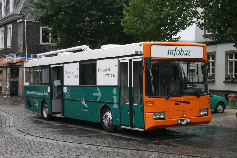 Infobus (D US 221) des Flughafen Dsseldorf am 23.9.2009
auf dem Kettwiger Marktplatz.