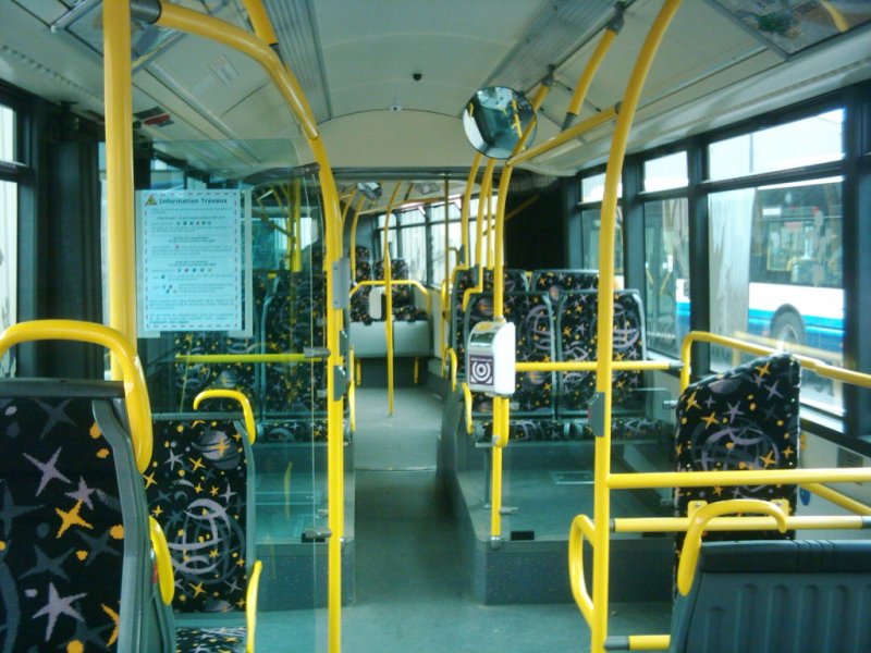 Innenraum Volvo 7700 A. Blick vom Fahrerarbeitsplatz nach hinten. Wagen 0853, TCRM Metz.