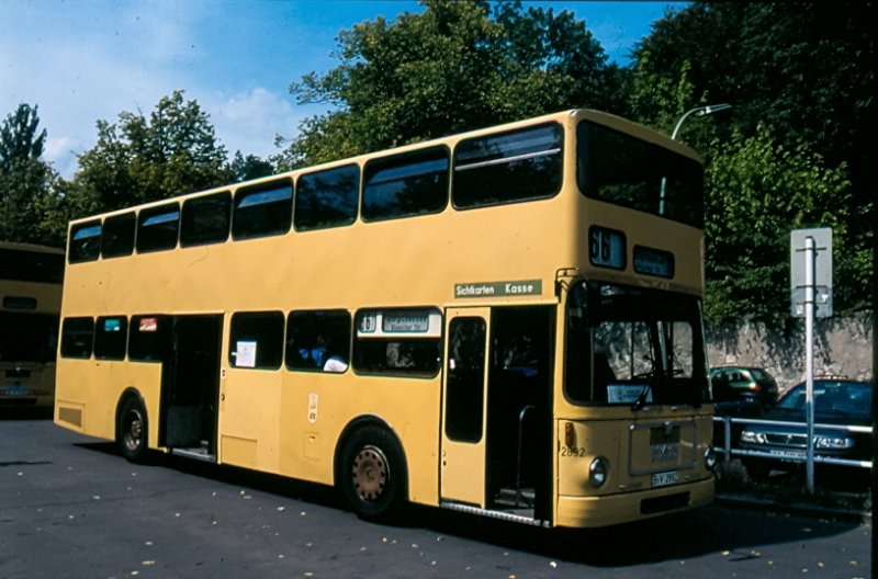 Inzwischen auch schon ein Oldie. Ehemaliger MAN - Doppeldecker der BVG, heute im Besitz der AG Traditionsbus. Hier vor dem S-Bahnhof Olympiastadion als 66er beschildert.