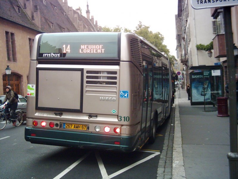 Irisbus Citlis 18 GNC an der Endhaltestelle  Altes Zollhaus  in Strasbourg.