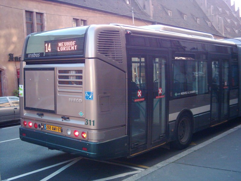 Irisbus Citélis 18 GNC, Wagen 311, Linie 14, Haltestelle  Ancienne Douane  (Altes Zollhaus), Strasbourg
