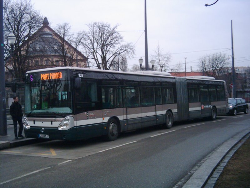 Irisbus Citlis 18 mit der Wagennummer 320 am Platz der Republik in Strasbourg.