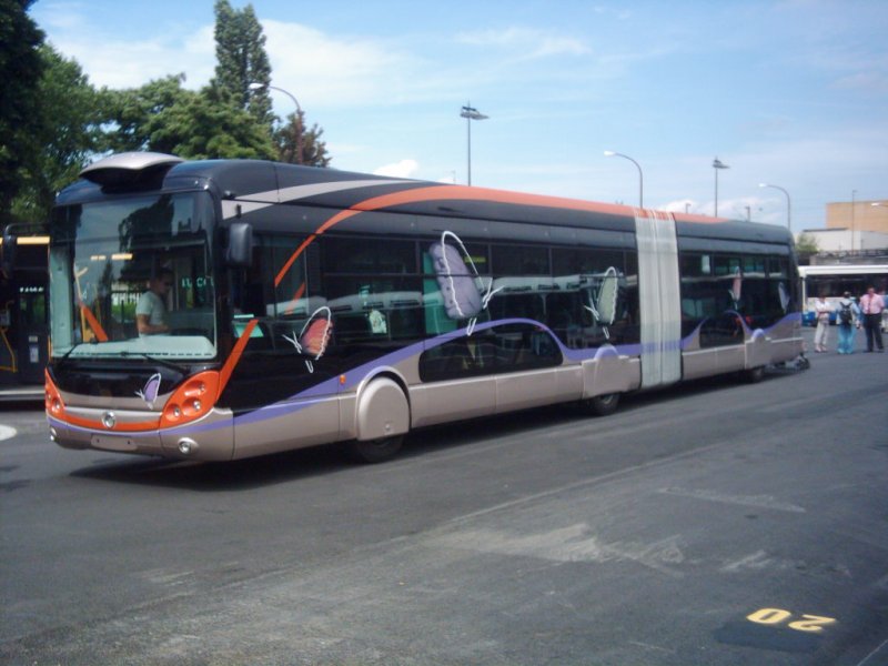 Irisbus Cralis: Vorfhrwagen in Metz im Rahmen des BRT-Projekts. Nach der Freigabe des Busprogramms soll das Fahrzeugtyp ausgewhlt werden. Neben dem Cralis steht auch der Citaro mit Metrodesign.