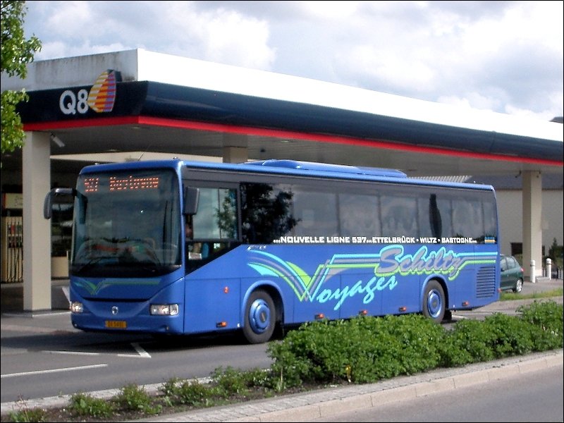IVECO Irisbus Arway des Busunternehmens Schiltz aus Bderscheid hat soeben die neue Haltestelle in Pommerloch verlassen und fhrt in Richtung Bastogne am 17.05.08.
