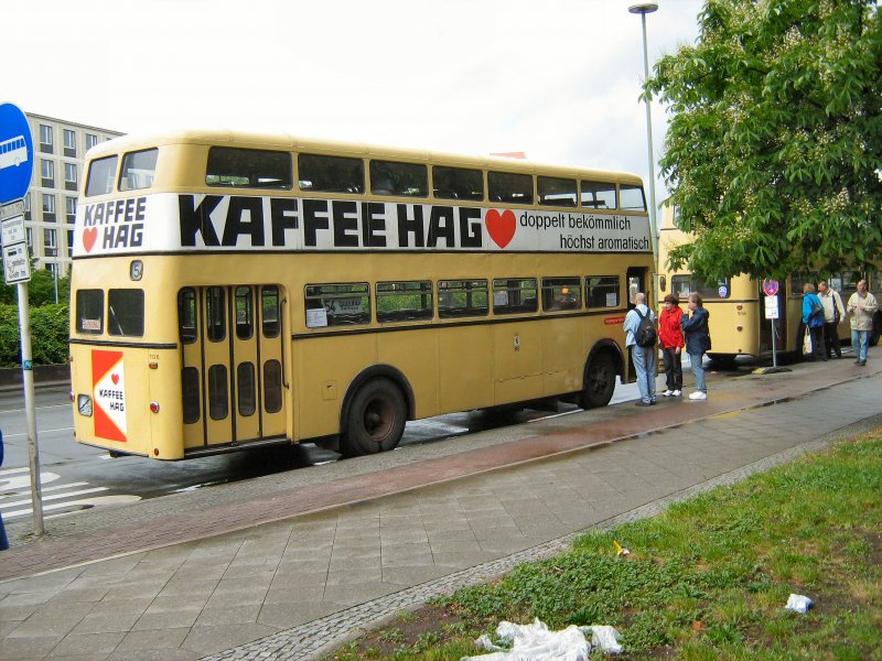Jist. Doppeldecker mit Werbung fr Kaffee HAG, in Spandau zur Besichtigung bereitgestellt, Mai 2007