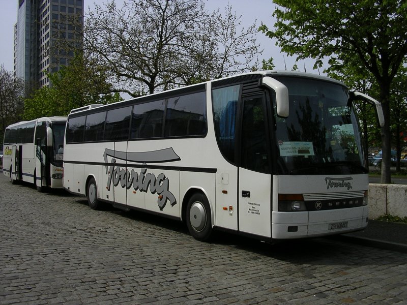 K - Setra von Touring abgestellt im Dortmunder Busbahnhof.
(27.04.2008)