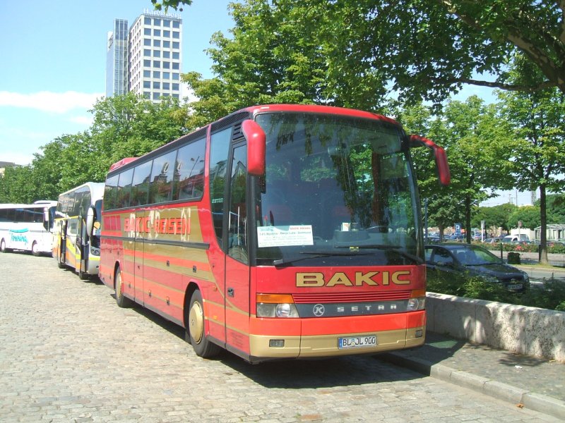 K - Setra v. Bakic-Reisen in DO-Busbahnhof,
dahinter wieder der Volvo B12B,
im Hintergrund das Harenberg City Center 