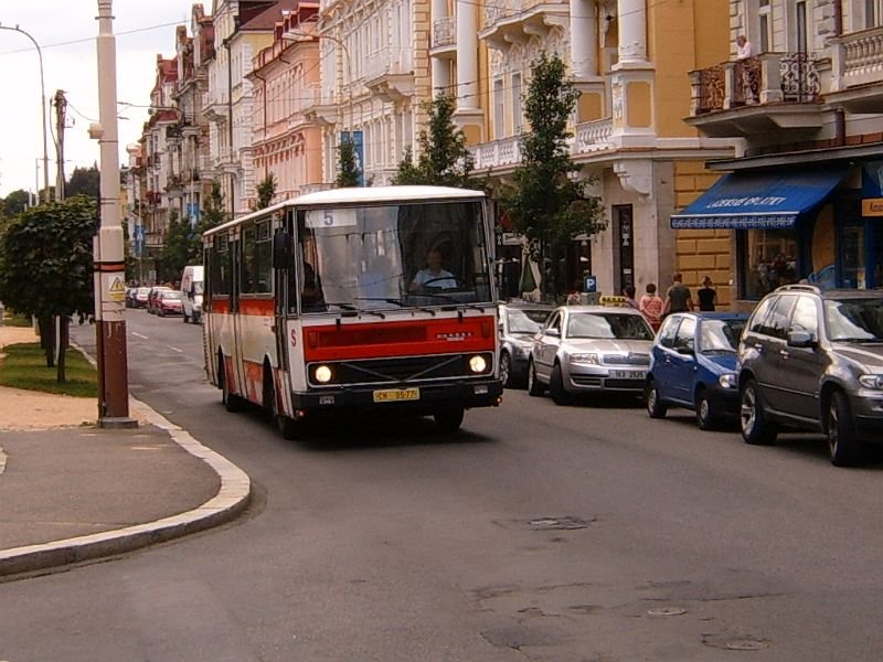 Karosa B732 CH 95-77 (Bj. 1995) an der Trolleybuslinie Nr. 5 nähe der Haltestelle  Centrum , 4. 8. 2006