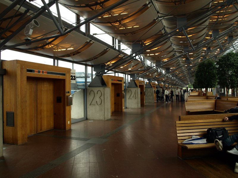 Kein Bus, aber eine riesige Buswartehalle mit ber 20 Gates. Direkt im Bahnhof Gteborg nebenan. Fotografiert am 12. Juni 2009.