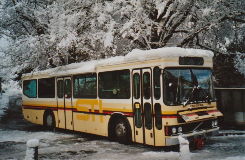 Kirchgemeinde, Steffisburg (Spielbus) Volvo/FHS (ex STI Thun/TSG Blumenstein Nr. 6) am 12. Dezember 2008 Steffisburg, Kirche