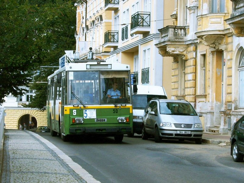 koda 14Tr 10/6 #50 am Linie Nr. 5 hinter der Hauptkollonade am Masarykstr., 17. 8. 2004