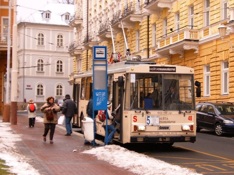 koda 14Tr 11/6 #48 an der Linie Nr. 5 in der Haltestelle  Kolonada , 26. 11. 2004