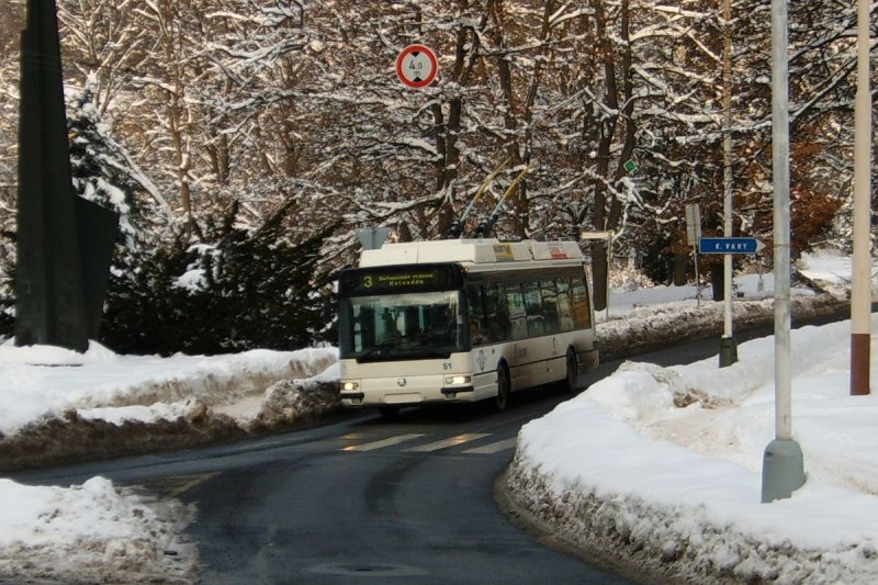 koda-Irisbus 24Tr #51 (Prototyp dieser Baureihe) kommt von der Kurgebiet unter der Linie Nr. 3, 13. 2. 2006