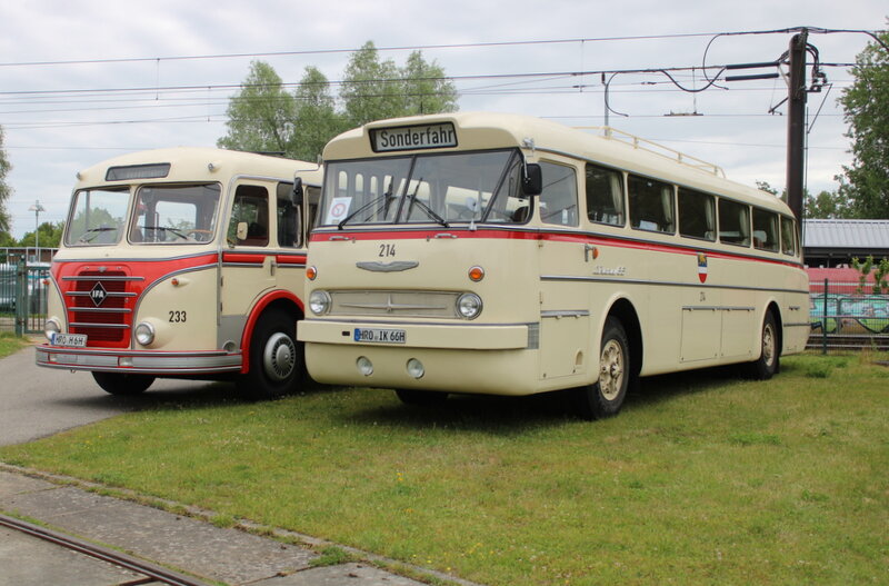 Kraftomnibus 233 und Ikarus 66 waren vor dem Depot 12 in Rostock-Marienehe