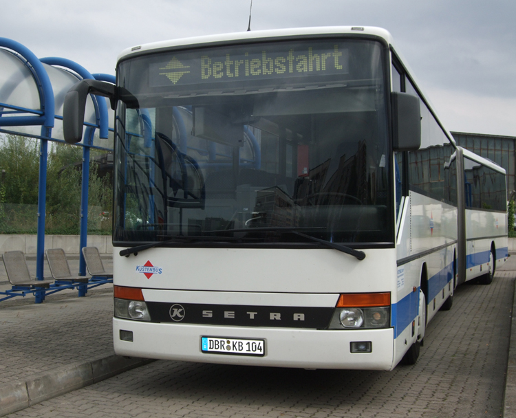 Kstenbus wartet auf sein nchsten Einsatz in Hhe Rostock Hauptbahnhof/Sd.Aufgenommen am 28.08.09