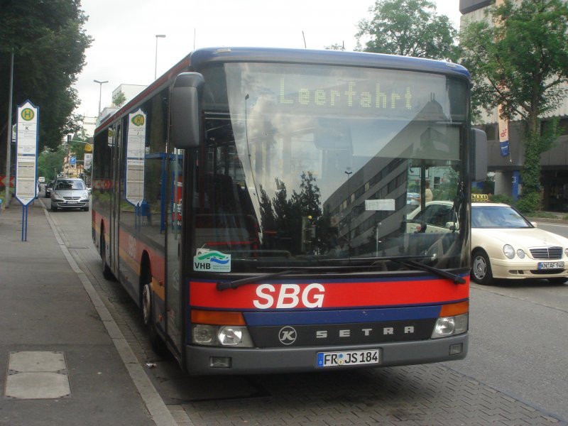 Leerfahrt am Bahnhof Singen Hohentwiel des Unternehmens SBG. Aufgenommen am 21.07.07