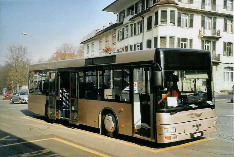 Lengacher, Mnsingen BE 556'335 MAN/Gppel 2002 (ex Matt, Mauren/FL Nr. 66); angemietet fr den Ortsbus Mnsingen. Am 11.2.2008 am Bahnhof Mnsingen. Dieses Fahrzeug war auch an den AFA Adelboden fr den Lenkbus (Nr. 55) vermietet gewesen.