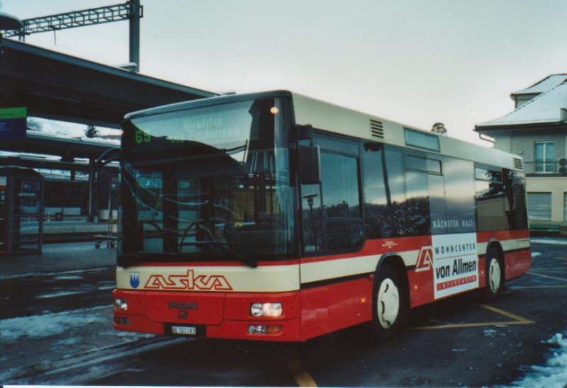 Letzter Tag des Autoverkehrs Spiez-Krattigen-Aeschi: ASKA Aeschi Nr. 5/BE 503083 MAN am 13. Dezember 2008 Spiez, Bahnhof